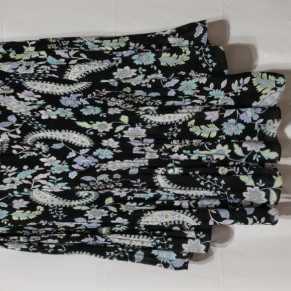 Floral & Ivy Brand Tunic Blouse With A Paisley Print & Bell Sleeves. Size: 1X - Picture 4 of 10